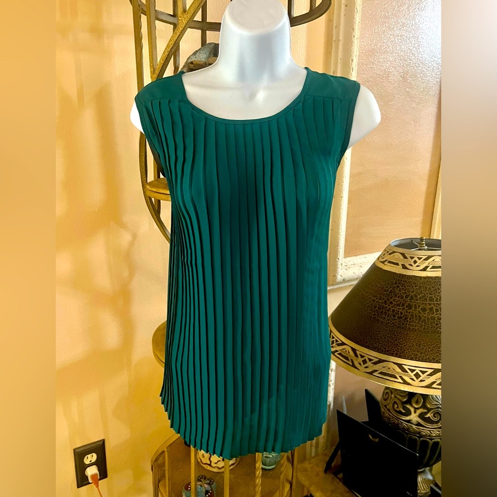 ADRIANNA PAPELL Sleeveless Pleated Evergreen Blouse M